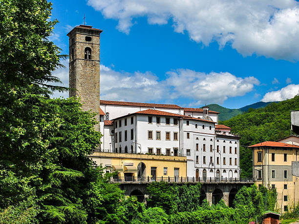 Antica torre medievale e case nel centro storico di Castelnuovo