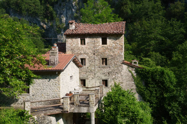 Borgo di montagna nella campagna intorno a Castelnuovo di Garfagnana