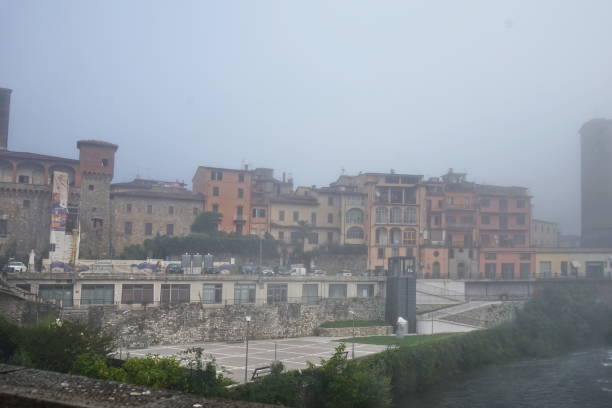 Veduta di Castelnuovo di Garfagnana avvolta nella nebbia